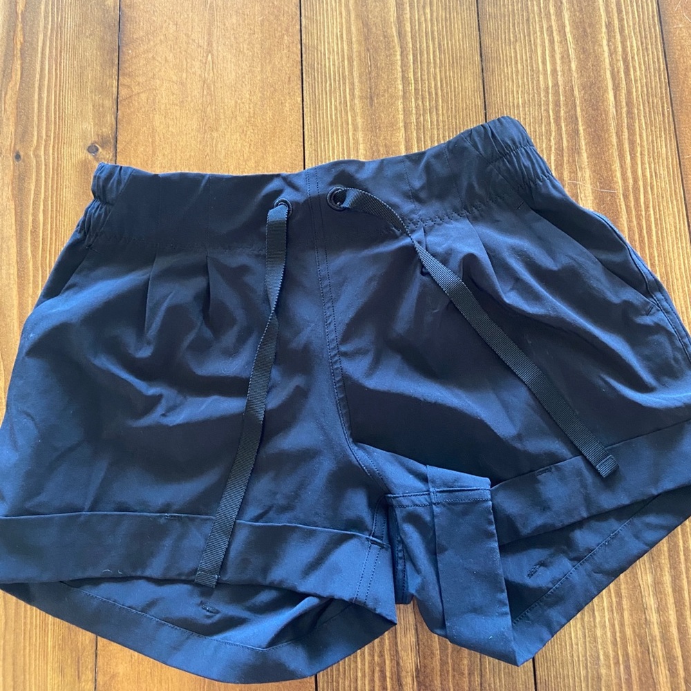 LULULEMON SPRING BREAKAWAY SHORTS BLACK SIZE 4